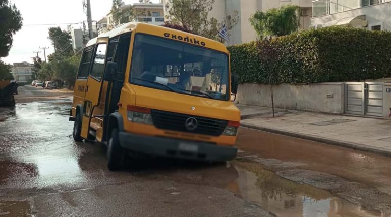 Πόρτο Ράφτη: Άνοιξε ο δρόμος και «κατάπιε» σχολικό λεωφορείο – Κινδύνευσαν παιδιά! (φωτό)
