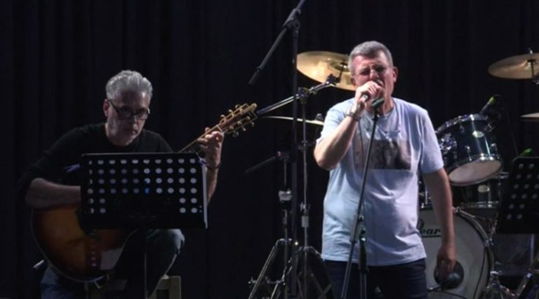 Συγκλόνισε ο πατέρας της Φραντζέσκας στη συναυλία για τα θύματα των Τεμπών (βίντεο)
