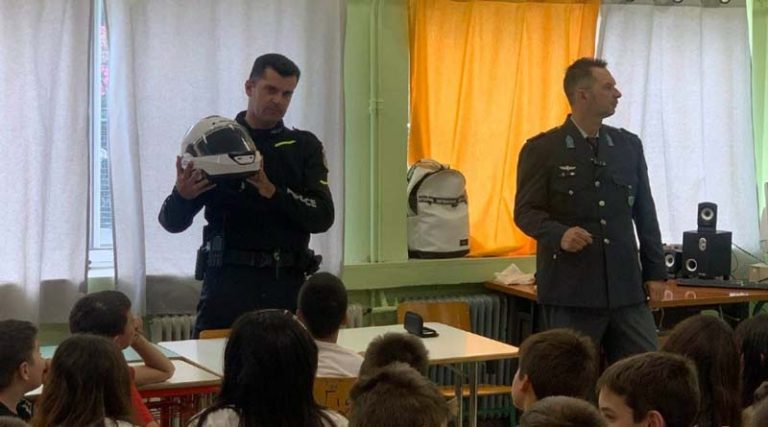 Γέρακας: Αστυνομικοί της Τροχαίας Αγίας Παρασκευής επισκέφθηκαν το 1ο Δημοτικό Σχολείο και έκαναν μαθήματα για την οδική ασφάλεια