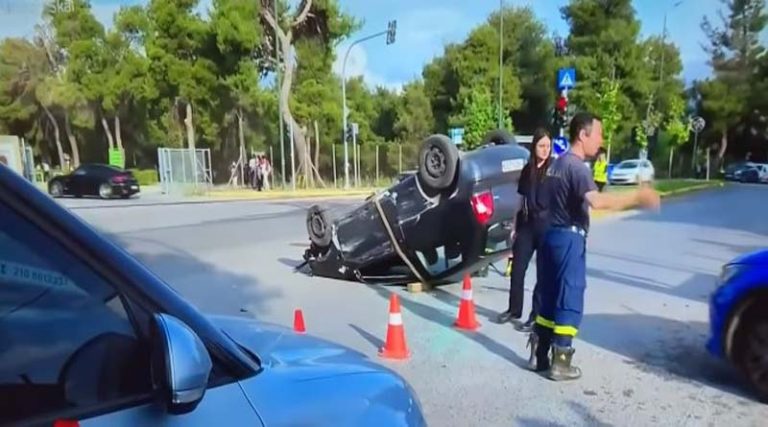 Τροχαίο στη Λεωφόρο Μαραθώνος έξω από το Αρσάκειο Εκάλης – Αυτοκίνητο ξήλωσε πινακίδα και τούμπαρε (βίντεο)