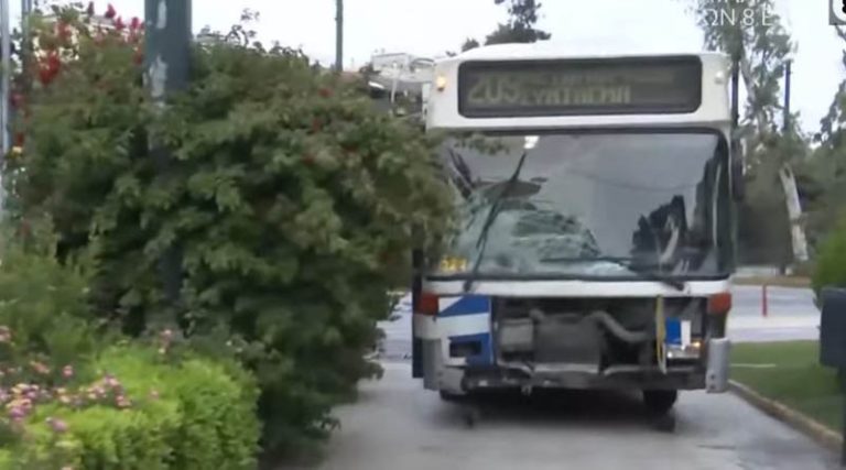 Τροχαίο στο ύψος του Καλλιμάρμαρου: Λεωφορείο συγκρούστηκε με μοτοσικλέτα -Δύο τραυματίες (βίντεο)