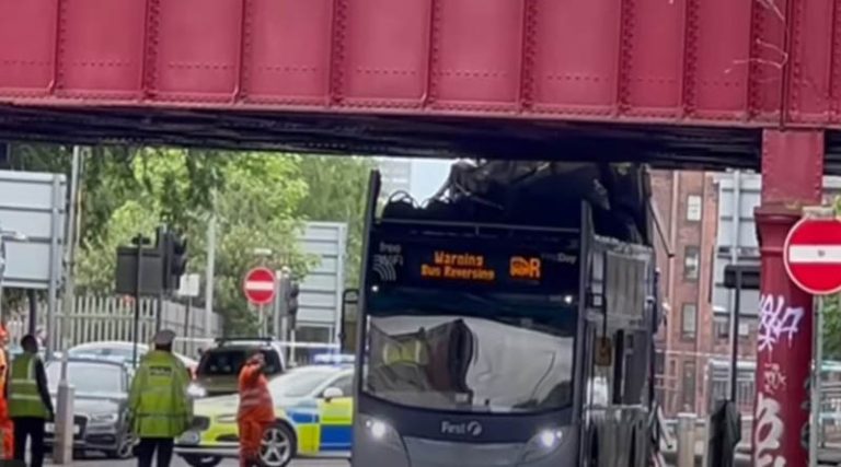 Στο νοσοκομείο 10 άτομα μετά από ατύχημα με λεωφορείο που χτύπησε σε υπερυψωμένη διάβαση! (βίντεο)