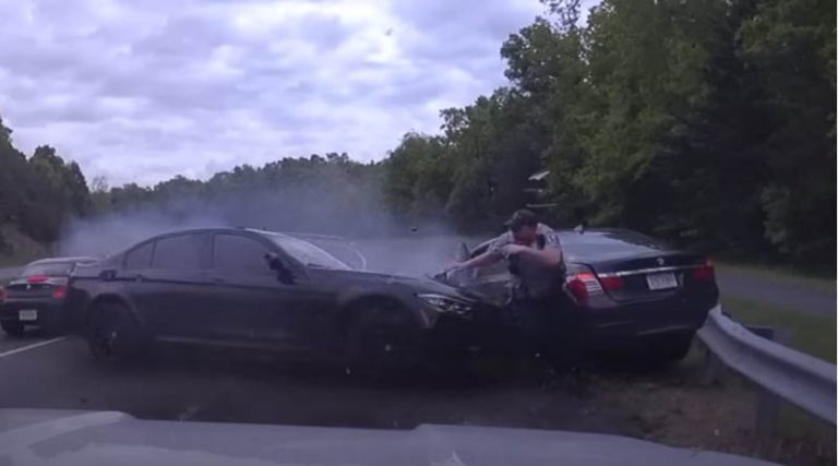 Σοκαριστικό τροχαίο: Αυτοκίνητο πέρασε στο αντίθετο ρεύμα και έπεσε πάνω σε αστυνομικό! (βίντεο)