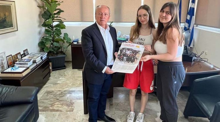 Νέα Μάκρη: Οι μαθητές  του 1ου Γυμνασίου παρουσίασαν στον Δήμαρχο Μαραθώνα την σχολική εφημερίδα τους (φωτό)