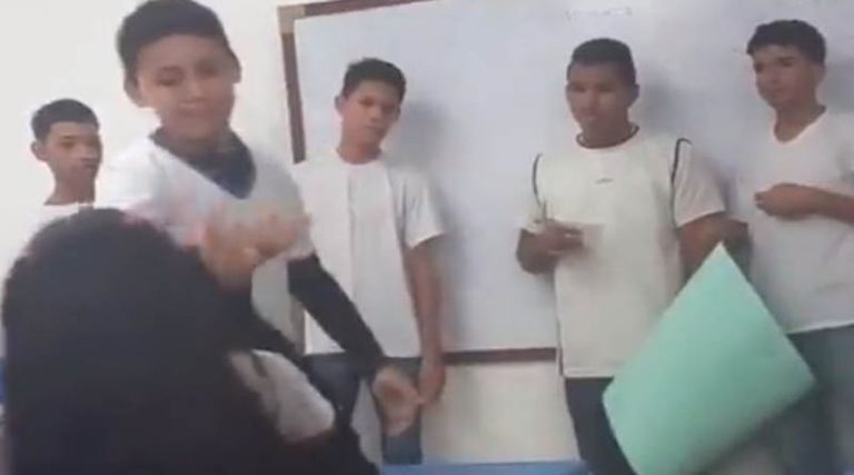 Σοκ! Μαθητής κάρφωσε στιλό στο πρόσωπο συμμαθήτριας του