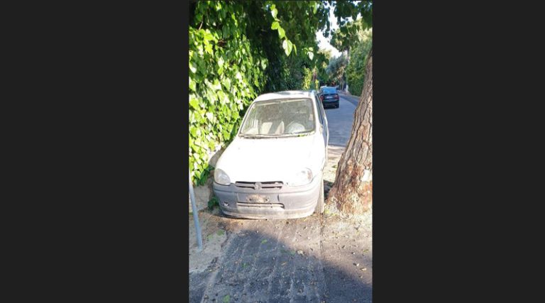 Νέα Μάκρη: “Κάποιος καλός υπάνθρωπος φύτεψε αυτό το αυτοκίνητο έξω από σπίτι στο Ζούμπερι”