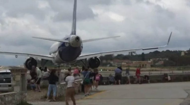 Η στιγμή που αεροπλάνο «σηκώνει στον αέρα» τουρίστες στο αεροδρόμιο στην Σκιάθο! (βίντεο)