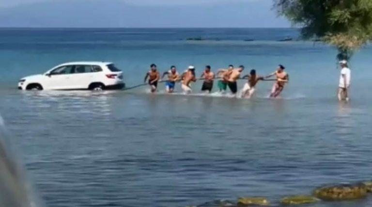 Ξέχασε να τραβήξει χειρόφρενο και το αυτοκίνητο βρέθηκε στην θάλασσα – Δείτε πως το έβγαλαν (βίντεο)