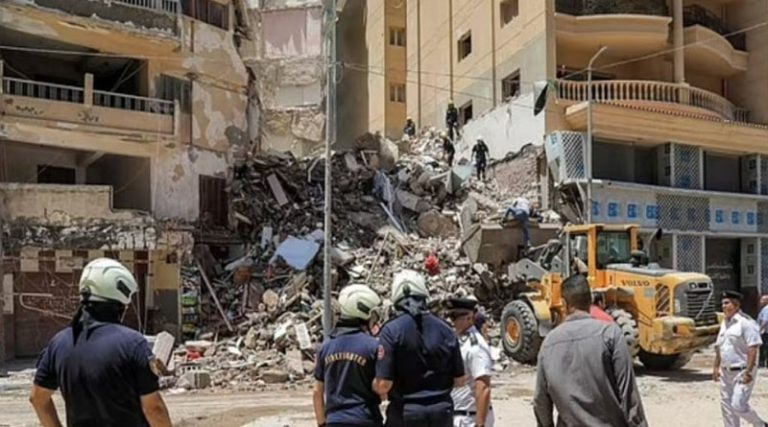 Κατέρρευσε κτίριο 13ων ορόφων στην Αλεξάνδρεια της Αιγύπτου – Πληροφορίες για εγκλωβισμένους (βίντεο)