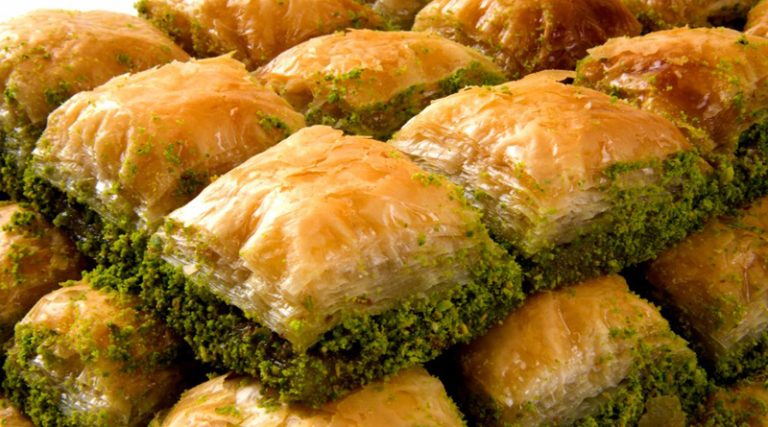 Ένας στους τρεις Έλληνες θεωρεί ότι ο μπακλαβάς είναι τουρκικό γλυκό