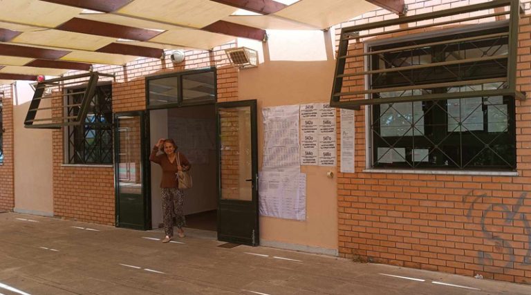 Ακόμα λιγότερος κόσμος στα εκλογικά κέντρα στο Πικέρμι (φωτό)