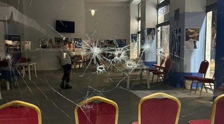 Καταδρομική επίθεση σε εκλογικό κέντρο της ΝΔ από κουκουλοφόρους! (φωτό)