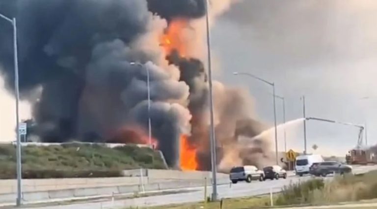 Πύρινη κόλαση μετά από φωτιά σε βυτιοφόρο – Η έκρηξη προκάλεσε κατάρρευση γέφυρας! (βίντεο)