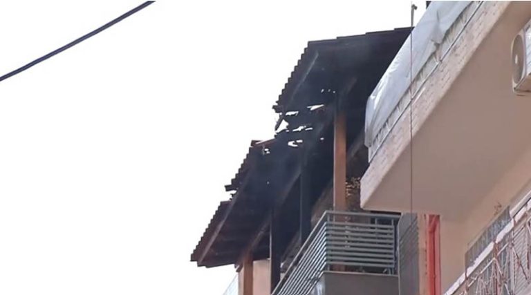 Υπό έλεγχο η πυρκαγιά σε διαμέρισμα στον Πειραιά – Απομακρύνθηκαν μια ηλικιωμένη και τρία παιδιά (βίντεο)