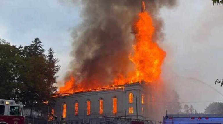 Κάηκε ιστορική εκκλησία – Κεραυνός έκανε στάχτη καμπαναριό 280 ετών!