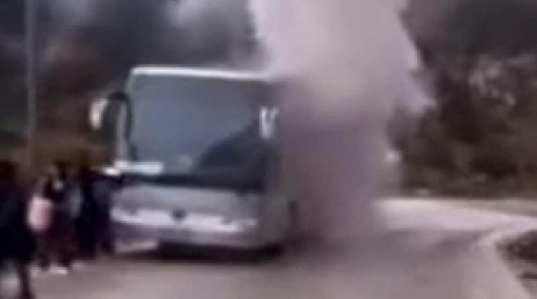 Τουριστικό λεωφορείο τυλίχτηκε στις φλόγες στη Χιλιαδού! (φωτό)