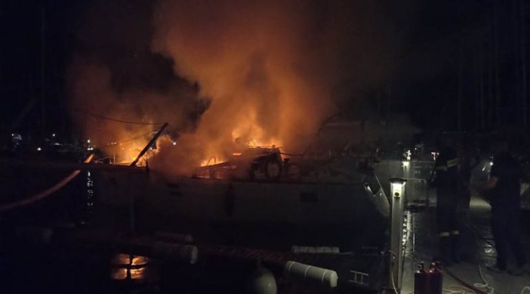 Βυθίστηκε σκάφος μετά από φωτιά στην Μαρίνα Λαυρίου! (φωτό & βίντεο)