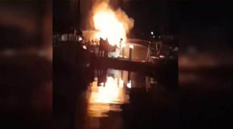 Ατύχημα ή εμπρησμός; Έρευνες για την φωτιά σε σκάφος στην Μαρίνα Λαυρίου (βίντεο)