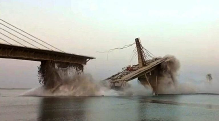 Γέφυρα κατέρρευσε για δεύτερη φορά μέσα στον χρόνο! (βίντεο)