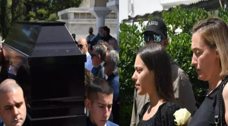 Θλίψη στην κηδεία του Γιώργου Γεωργίου: Συντετριμμένες η σύζυγος και η κόρη του