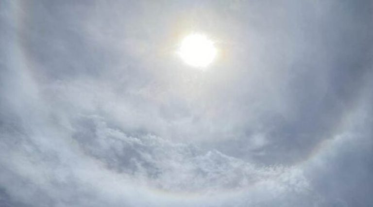 Ηλιακή άλως: Εικόνες από το σπάνιο φαινόμενο στον ουρανό του Πόρτο Ράφτη (φωτό)