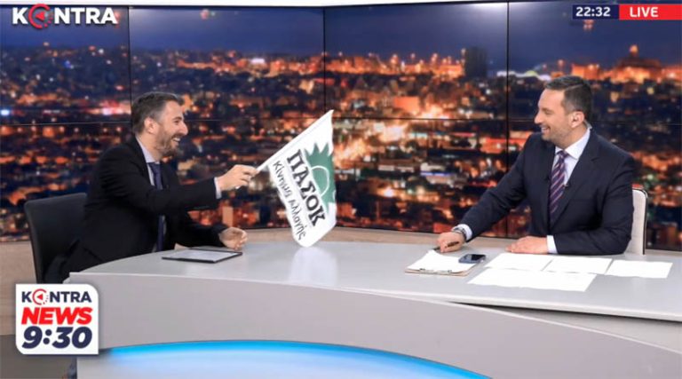 Υποψήφιος βουλευτής της Αν. Αττικής,  ξαφνιάζει γνωστό παρουσιαστή σε δελτίο ειδήσεων και του κάνει δώρο τη σημαία του ΠΑΣΟΚ