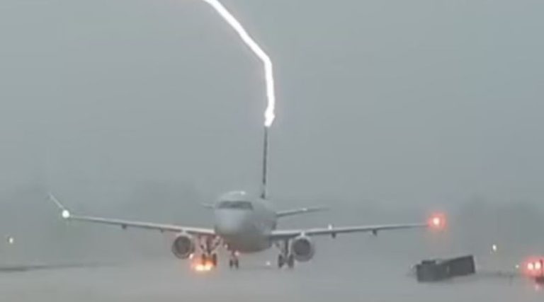 Η στιγμή που κεραυνός χτυπάει αεροπλάνο – Συγκλονιστικό βίντεο