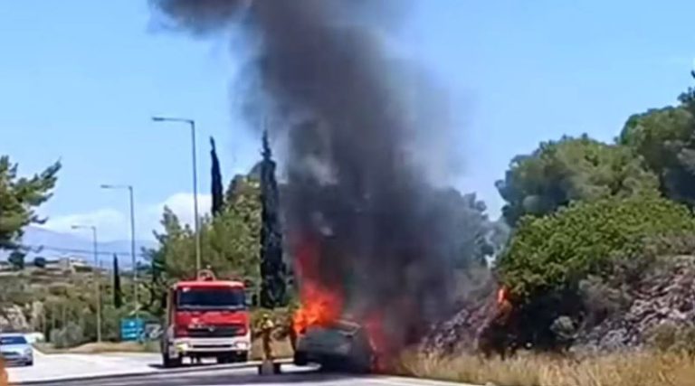 Αυτοκίνητο έπεσε σε κολόνα και άρπαξε φωτιά! (βίντεο)