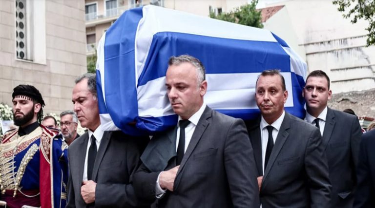 Σε κλίμα οδύνης η κηδεία του Γιάννη Μαρκόπουλου – «Αθάνατος» φώναζαν στο λαϊκό προσκύνημα