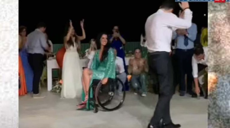 Μαθήματα ζωής:  Χόρεψε μπάλο στον γάμο του αδερφού της από το αναπηρικό αμαξίδιο και αποθεώθηκε
