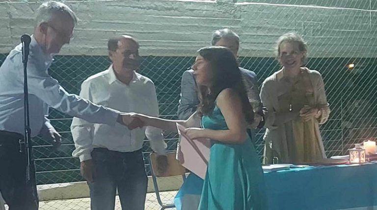 Ραφήνα: Ευτυχισμένος πατέρας ο Δήμαρχος Ευάγγ. Μπουρνούς στην αποφοίτηση της κόρης του (φωτό)