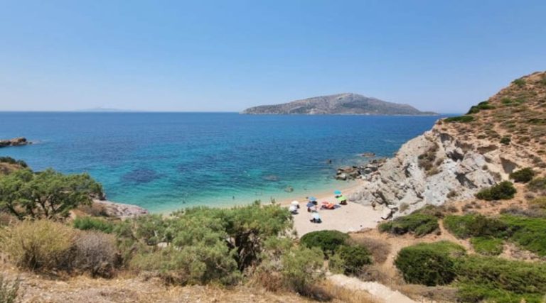 Τρεις ιδανικές παραλίες στην Ανατολική Αττική, για όσους ξέμειναν στην Αθήνα