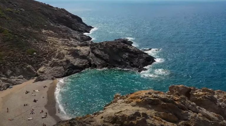 Αυτή είναι η πιο επικίνδυνη παραλία της Ελλάδας  – Το μοναδικό σχοινί ασφαλείας (βίντεο)