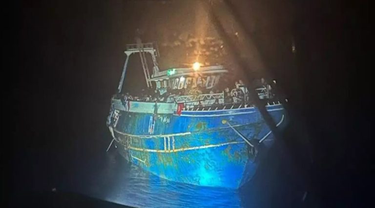 Πύλος: Νέα φωτογραφία από το μοιραίο σκάφος λίγο πριν βυθιστεί