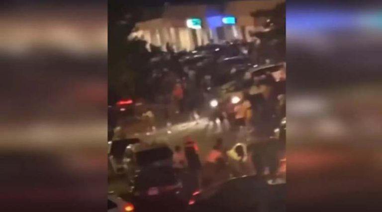 Πυροβολισμοί  έξω από εμπορικό κέντρο στο Ιλινόι – Αναφορές για πολλά θύματα (βίντεο)