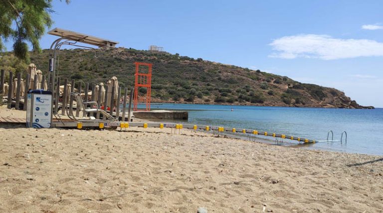 Θαλάσσια ράμπα για ΑΜΕΑ (seatrac) στην παραλία Σουνίου, από την Αθηναϊκή Ζυθοποιία (φωτό)