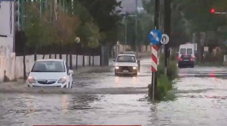 Σπάτα: Πλημμύρισαν οι δρόμοι – Με δυσκολία η κίνηση των οχημάτων! (βίντεο)