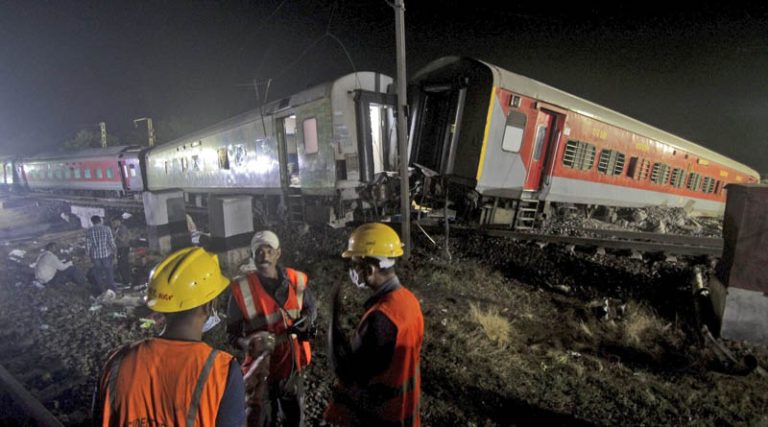 Σιδηροδρομική τραγωδία στην Ινδία με 288 νεκρούς και 850 τραυματίες