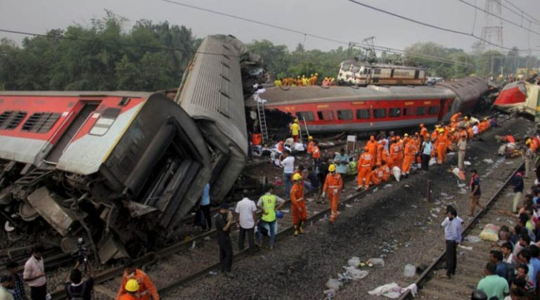 Πώς έγινε το τραγικό σιδηροδρομικό δυστύχημα στην Ινδία – Σχεδόν 300 νεκροί! (βίντεο)