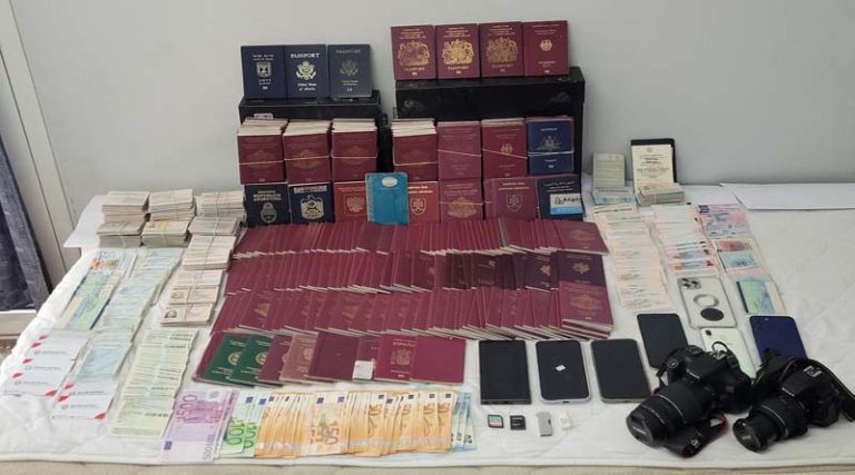 Εξάρθρωση εγκληματικής οργάνωσης από το Κεντρικό Λιμεναρχείο Ραφήνας – Τρεις συλλήψεις, βρέθηκαν πάνω από 1.300 ταξιδιωτικά έγγραφα! (αποκλειστικές φωτό)