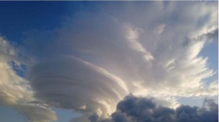 Τα περίεργα σύννεφα που θυμίζουν… UFO στην Άνδρο! (φωτό)