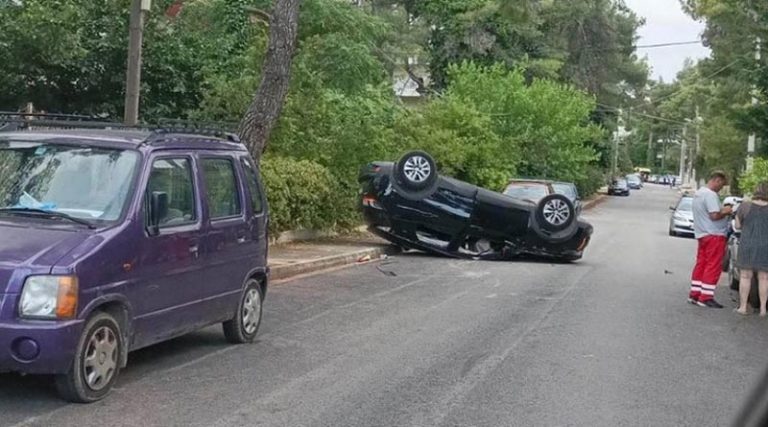 Σοκαριστικό τροχαίο στη Δροσιά: Αυτοκίνητο χτύπησε σε παρκαρισμένο όχημα και ντελαπάρισε! (φωτό)