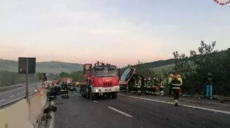 Λεωφορείο στην Ιταλία έπεσε σε γκρεμό μετά από τροχαίο με τρία αυτοκίνητα!
