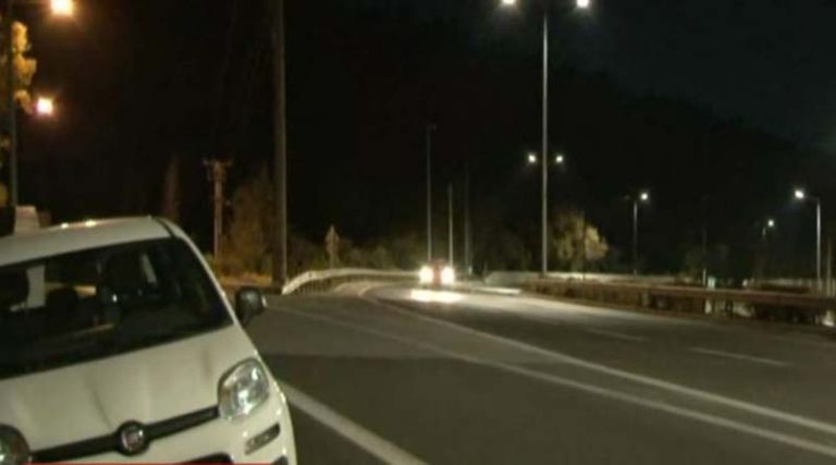 Αστυνομικός κατέβηκε να καταγράψει τροχαίο στη Λεωφόρο Κατεχάκη και έπεσε πάνω του άλλο όχημα! (βίντεο)