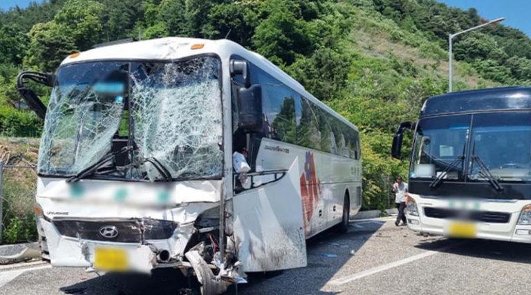 Καραμπόλα με τρεις νταλίκες, τρία σχολικά λεωφορεία και ένα ΙΧ στη Ν. Κορέα – Περισσότεροι από 80 τραυματίες! (φωτό)