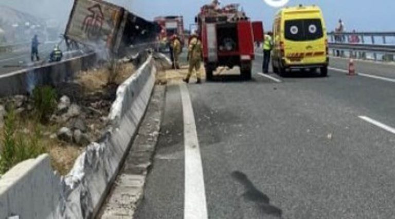 Νταλίκα έπιασε φωτιά μετά από τροχαίο στην εθνική οδό– Ενας τραυματίας! (φωτό)