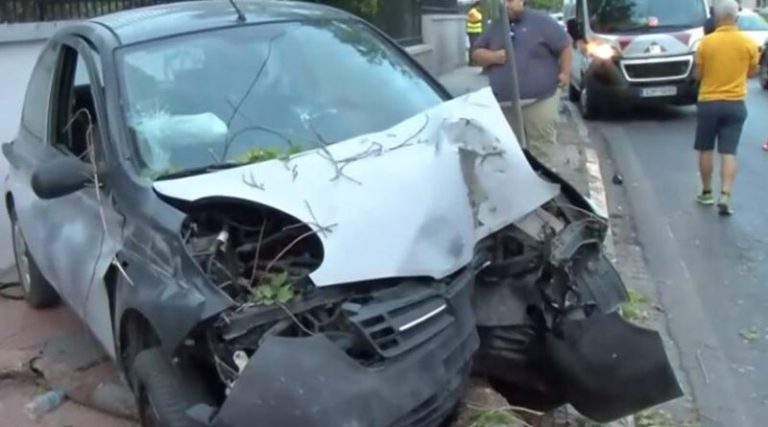 Τροχαίο ατύχημα  μετά από καταδίωξη – IX αυτοκίνητο έπεσε κολώνα και ξήλωσε δέντρο (φωτό)