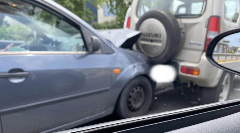 Πικέρμι: Τροχαίο ατύχημα στη Λεωφόρο Μαραθώνος – Συγκρούστηκαν δύο αυτοκίνητα (φωτό)