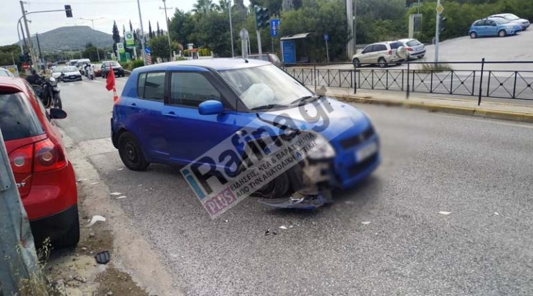 Ραφήνα: Πλαγιομετωπική σύγκρουση αυτοκινήτων στη Λ. Μαραθώνος – Έχασε τον έλεγχο και έπεσε πάνω σε παρκαρισμένο ΙΧ (φωτό)