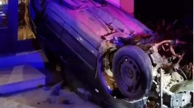 Απίστευτο τροχαίο: Αυτοκίνητο κατέληξε σε τζαμαρία ξυλουργείου! (φωτό & βίντεο)